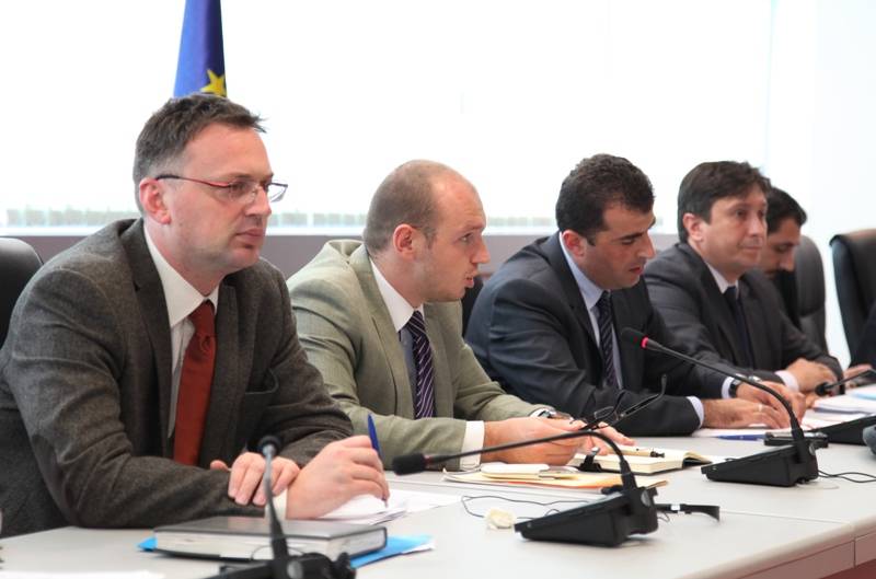 Diskutohen të gjeturat e Studimit të Fizibilitetit në fushën e administrates publike, luftes kundër korrupcionit, gjyqësorit.