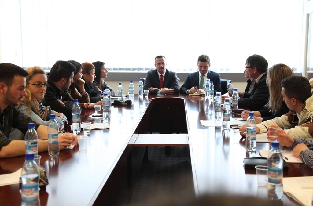 Zëvendës Ministri Kasapolli priti në takim një grup studentësh vendorë dhe ndërkombëtarë
