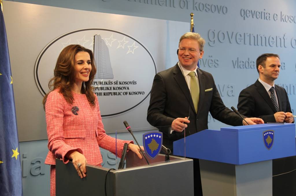 Zamenik premijera Kuçi i ministarka za evropske integracije Vlora Çitaku, su se sastali sa komesarom EU za proširenje, Štefanom Fileom
