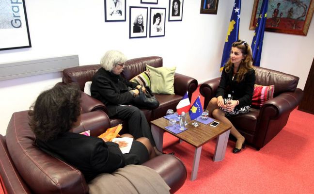 Ministrja Çitaku priti në takim Ambasadorën DAVIET