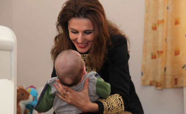 MINISTRJA ÇITAKU, VIZITOI SOT SOS FSHATIN, ME KËTË RAST AJO SHPËRNDAU DHURATA PËR FËMJËT E KËTIJ FSHATI.