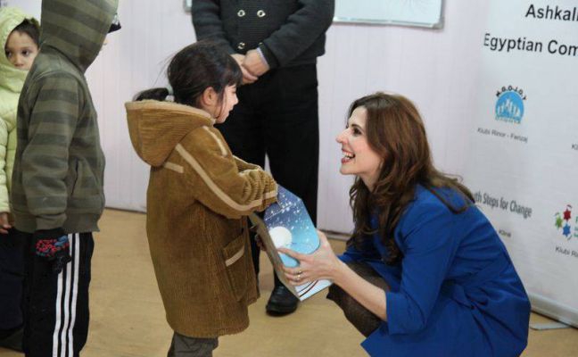 Ministrja Çitaku shpërndau dhurata për fëmijë