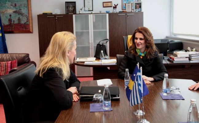 Ministrja Çitaku priti në takim një delegacion nga Greqia