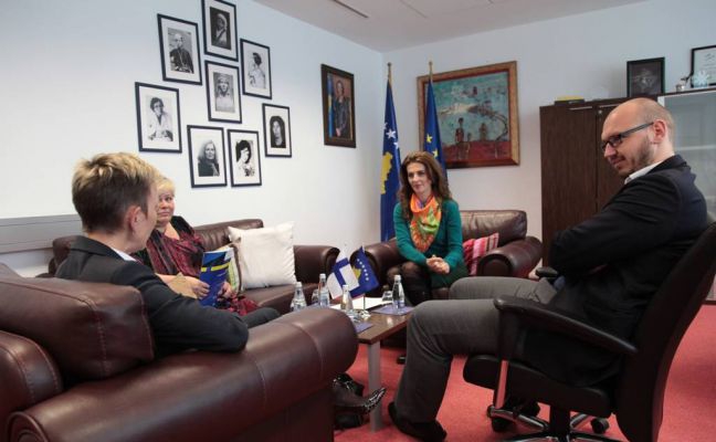 Ministrja Çitaku priti në takim Ambasadoren Finlandeze Znj. Meskanen dhe udhëhesësen e projektit të Binjakëzimit, Znj. Jervinen
