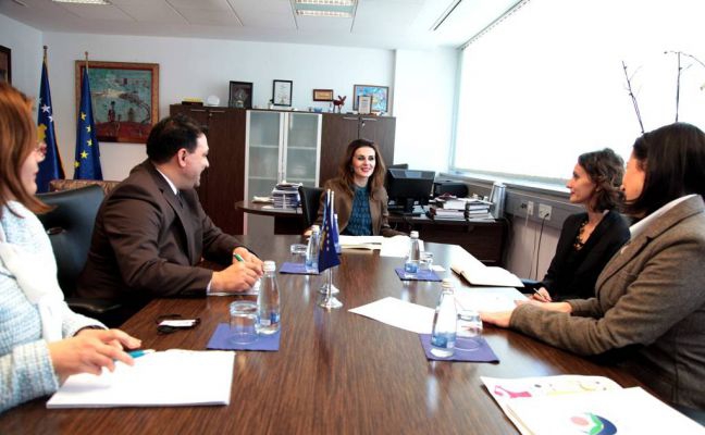 Ministrja Çitaku priti në takim përfaqësues të Fondit për Arsimimin e Romëve