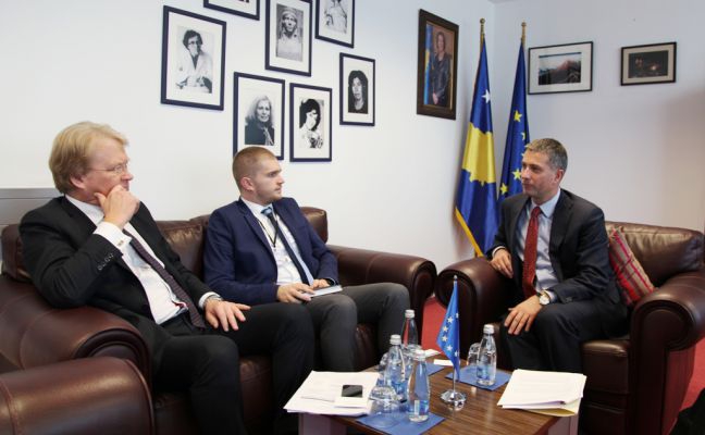 Ministri Çollaku takon eurodeputetin Lars Adaktusson
