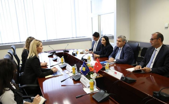 Ministrja Hoxha në takim me zv. Ministrin e Turqisë Kaymakcı, Komunitetet janë ura të rëndësishme bashkëpunimi