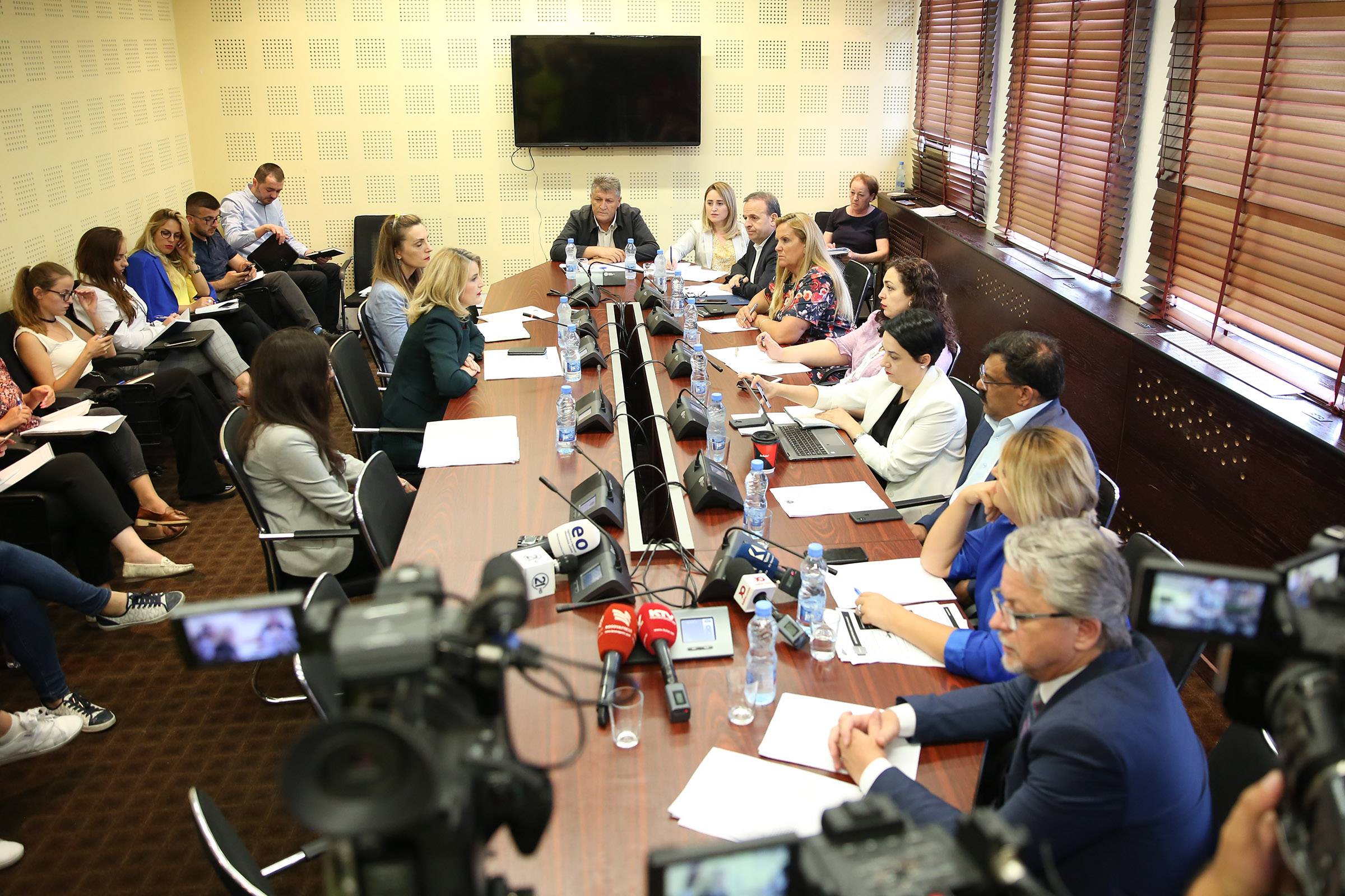 Ministrja Hoxha raportoi para Komisionit për Politikë të Jashtme, Diasporë dhe Investime Strategjike