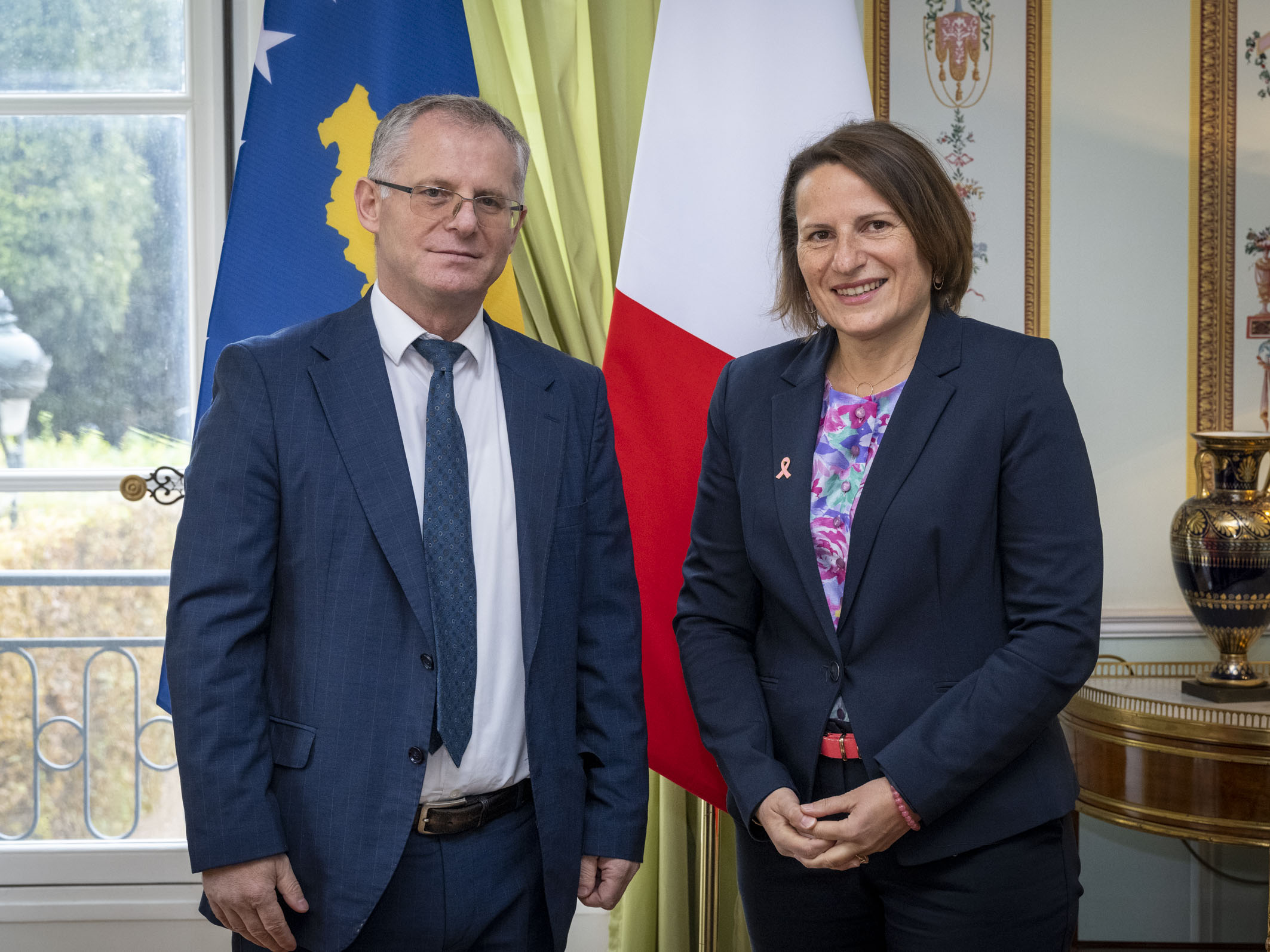 Zamenik premijera Bisljimi se sastaje sa Valerijom Rabolt, Potpredsednicom Narodne Skupštine, Žan-Luji Borlangesom, Predsedavajućim Komisije za Spoljne Poslove i poslanikom Arturom Delaporteom