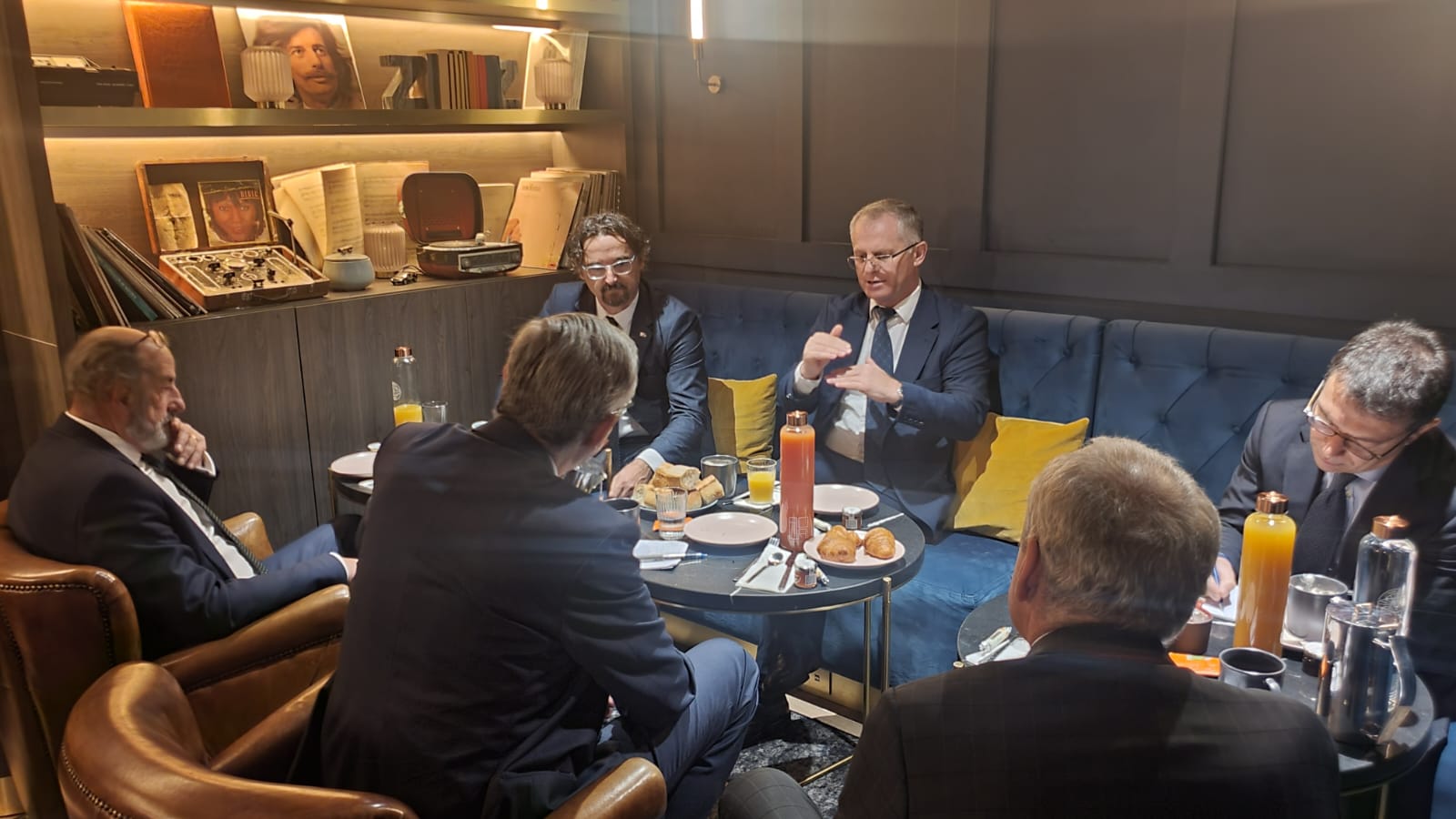 Zamenik premijera Bisljimi imao je radni doručak sa diplomatskim predstavnicima