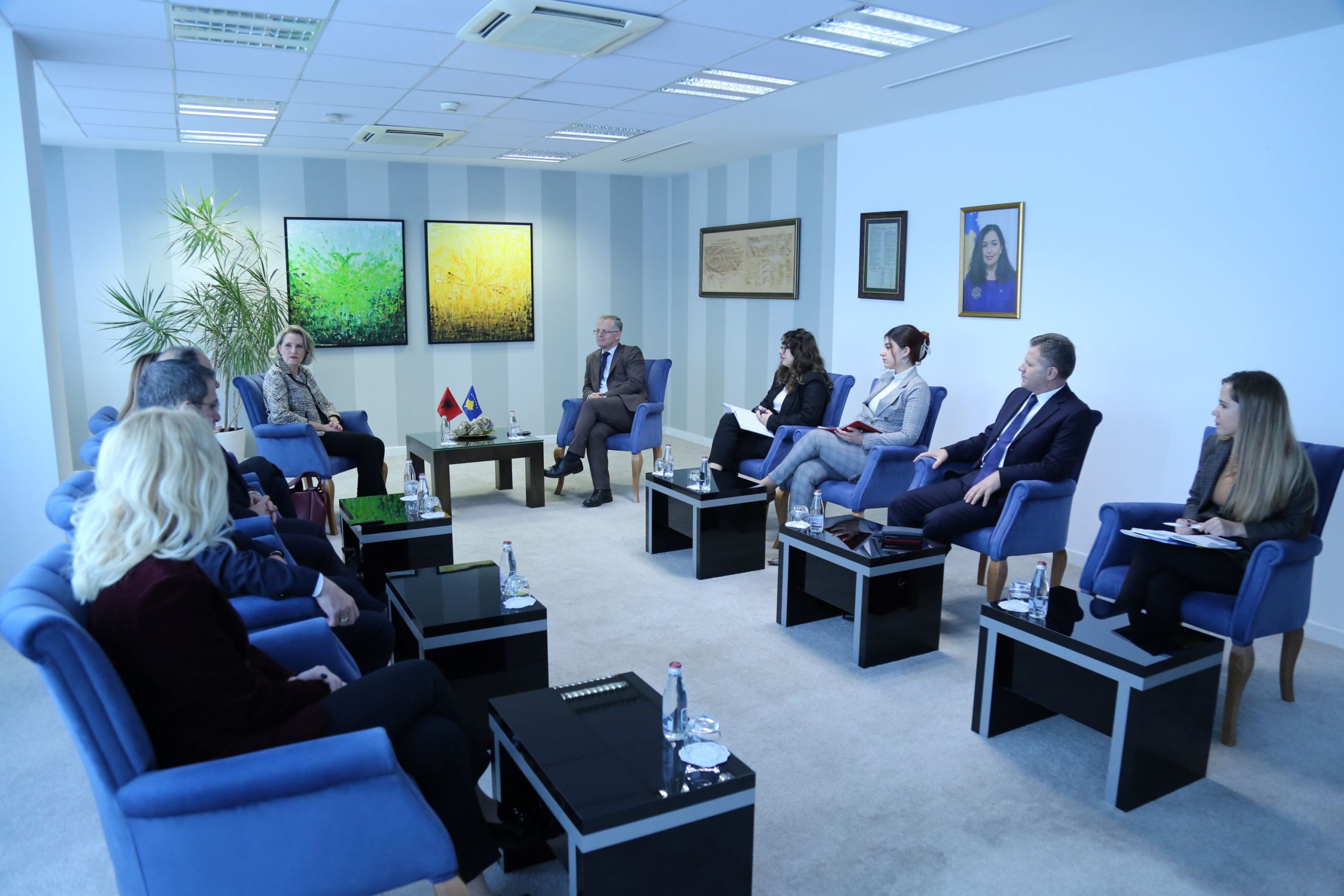 Zamenik premijera Bislimi, primio je na sastanku Predsednicu Komisije za Spoljnu Politiku i Predsednicu Komisije za Evropske Integracije Skupštine Albanije, Mimi Kodheli i Joridu Tabaku