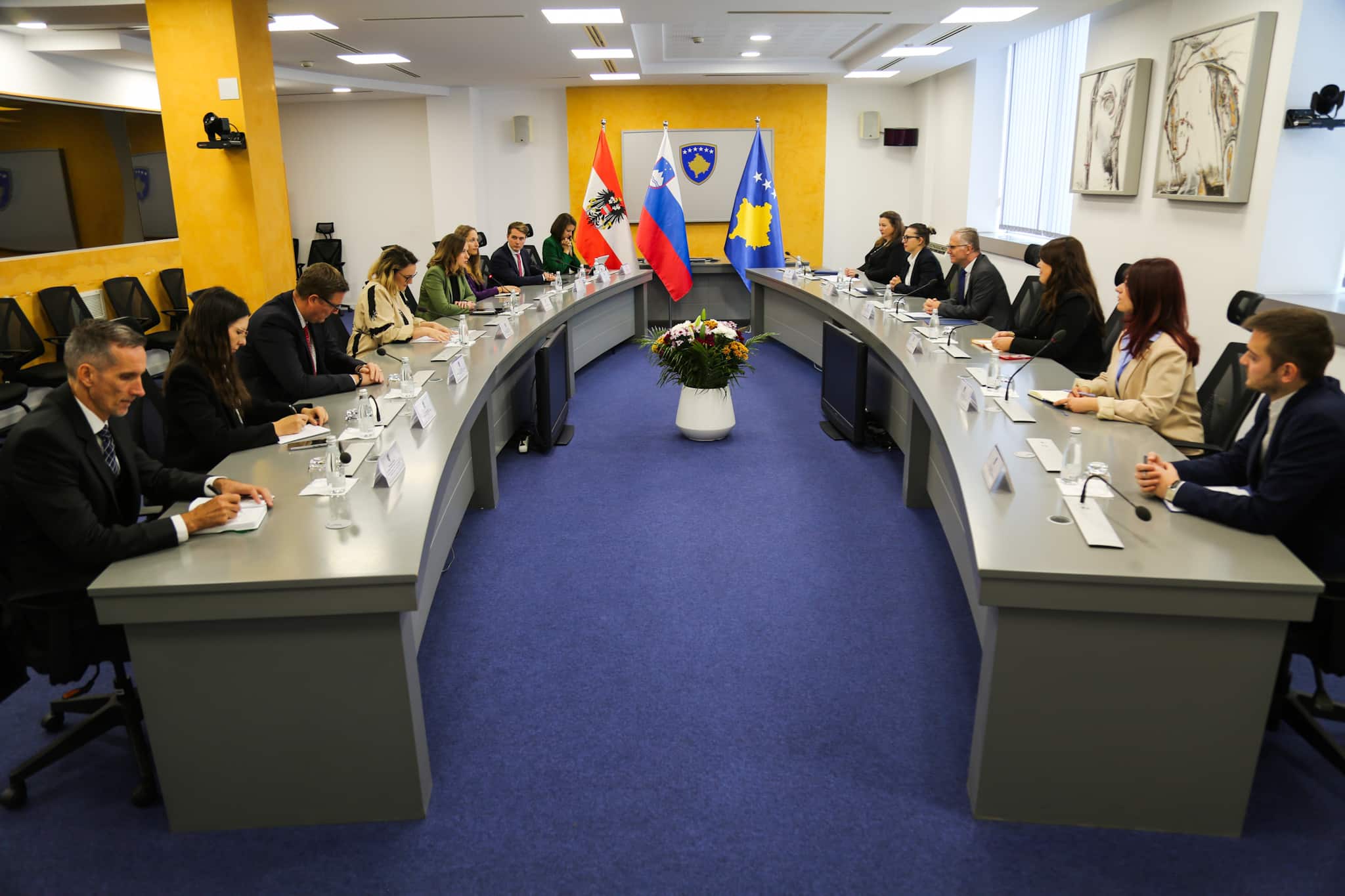 Zëvendëskryeministri Bislimi mirëpriti ministren për Evropë, Integrim dhe Familje të Austrisë, Claudia Plakolm dhe Sekretaren e Shtetit për Çështje Evropiane, të Drejtë Ndërkombëtare, Mbrojtje të Interesave dhe Diplomaci Ekonomike të Sllovenisë, Neva Grašič