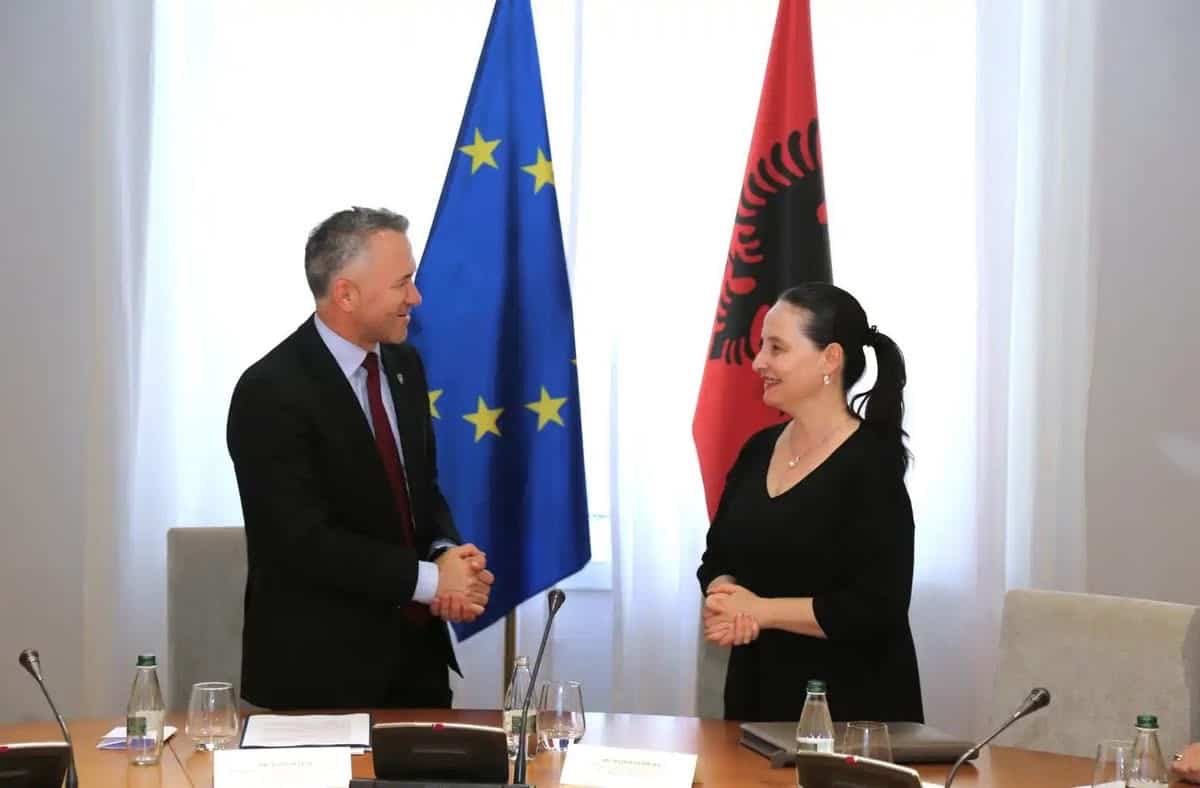 Glavni pregovarač Republike Kosovo sa Evropskom unijom, gdin. Jeton Zulfaj, zajedno sa državnom ministarkom i glavnom pregovaračicom Republike Albanije sa Evropskom unijom, gđom Majlindom Dhuka, otvorio je danas u Tirani radionicu za razmenu iskustava koja proističu iz procesa članstva u Evropskoj uniji